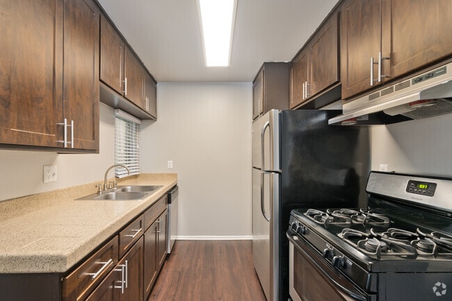 1BR, 1BA - 820SF - Kitchen