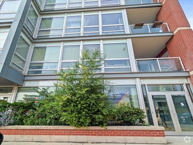 Building Photo - 744 W Fullerton Ave Rental
