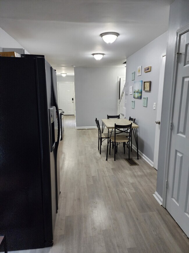 Room in Duplex on Jones Ave NW