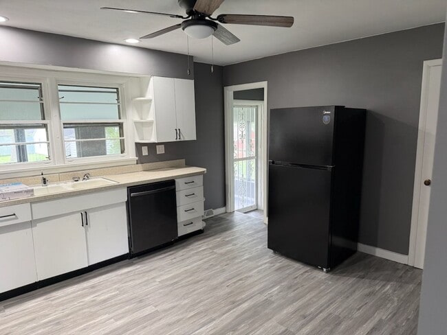 Photo - Cozy 2-Bedroom Home with Car Garage in Dixon!