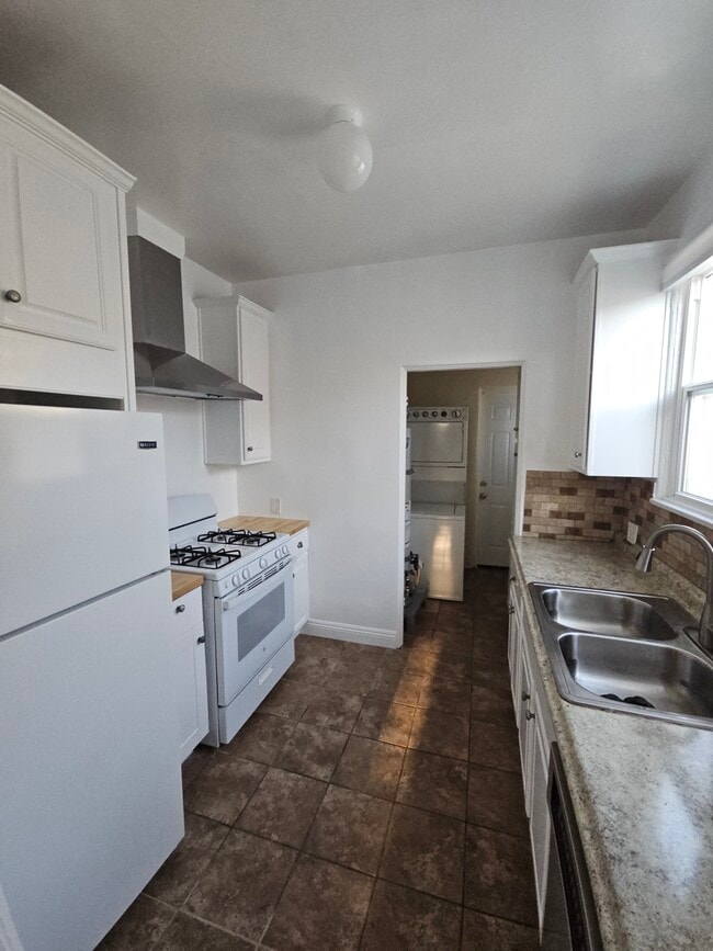 Cocina que conduce a la sala de lavado y secado. - 504 N Sweetzer Ave Unidad 504 1/2