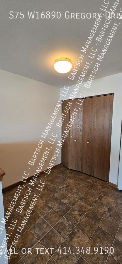 Photo - S75W16890-W16890 Gregory Dr Unidad G