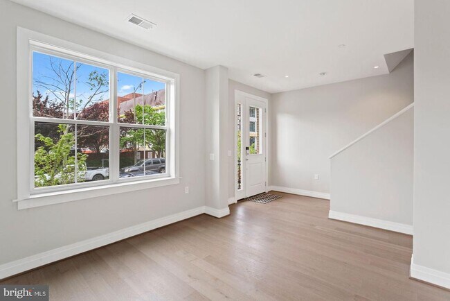 Photo - 203 Montgomery St