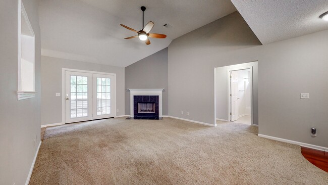 Photo - 4 Bedrooms, 2 Bathrooms in the Heart of Ri...