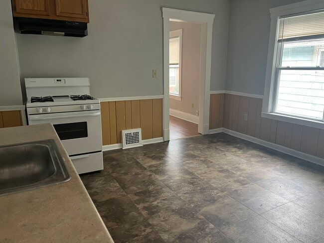 Building Photo - Polonia6908 Unit Up