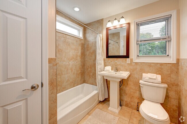 1BR, 1BA - 750 SF - Bathroom