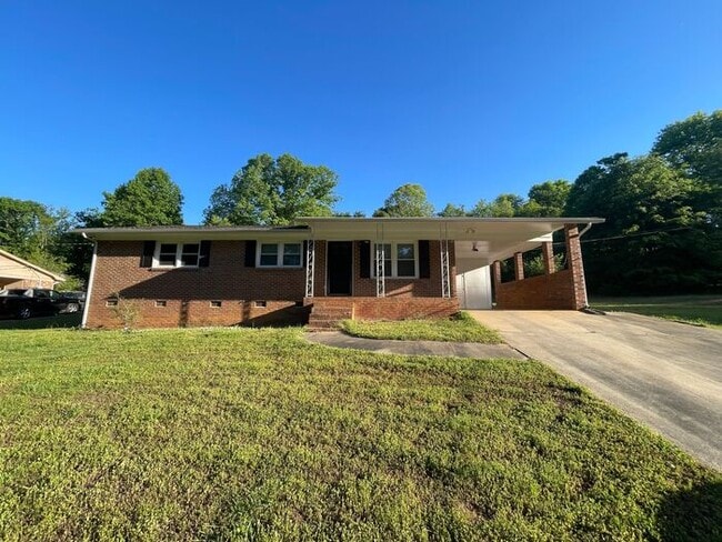 Building Photo - 3/1 Renovated House Available Now! Pet Friendly!