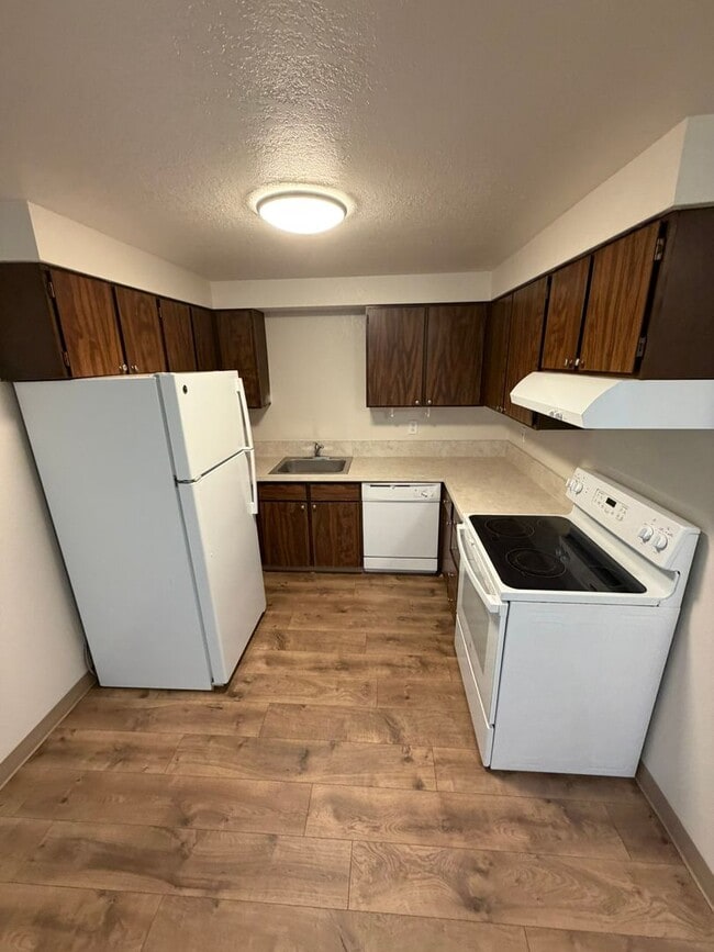 Photo - Charming 2 Bedroom Duplex With Fenced Yard In Quiet Neighborhood!