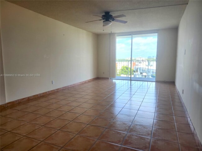 Photo - 1465 NE 123rd St Unidad 806