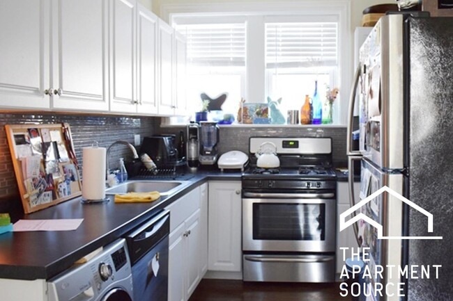 Building Photo - 3823 N Greenview Ave