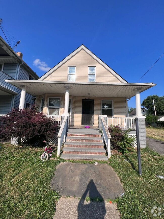 Building Photo - 4 bedroom 2 bath Rental