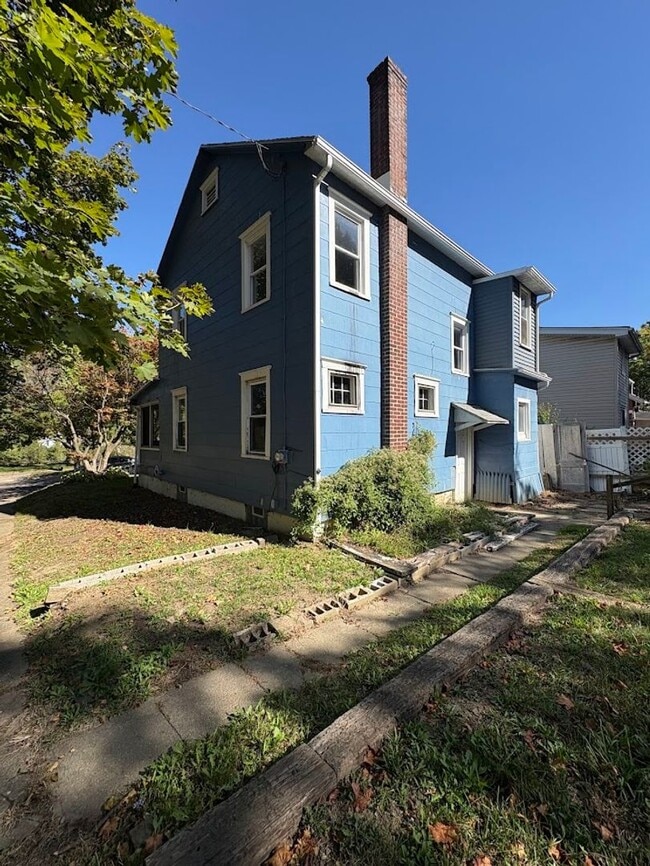 Photo - Three bedroom one bathroom home for rent