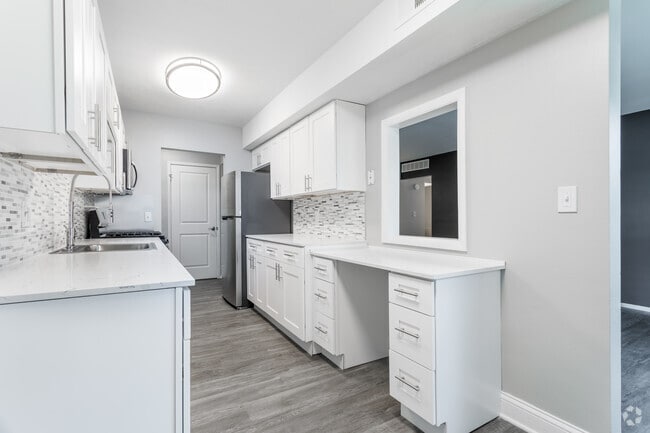2 BR, 1 BA - 905 SF