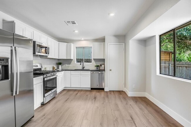 Photo - 736 Wales Way