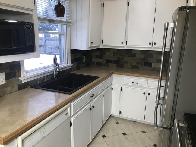 Photo - 576 Pinecrest St