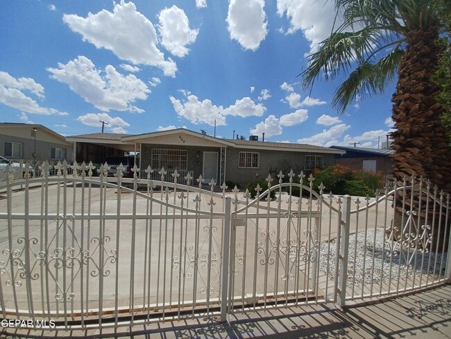 Photo - 649 De Vargas Dr