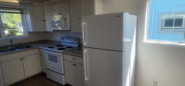 Kitchen - 4304 S Cedar St Unidad 4304