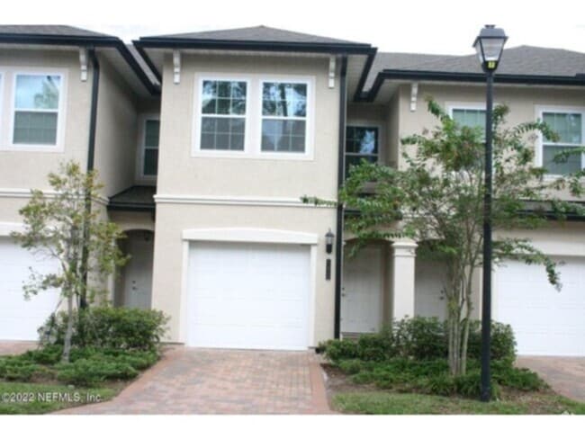 Building Photo - 2/2.5 townhome