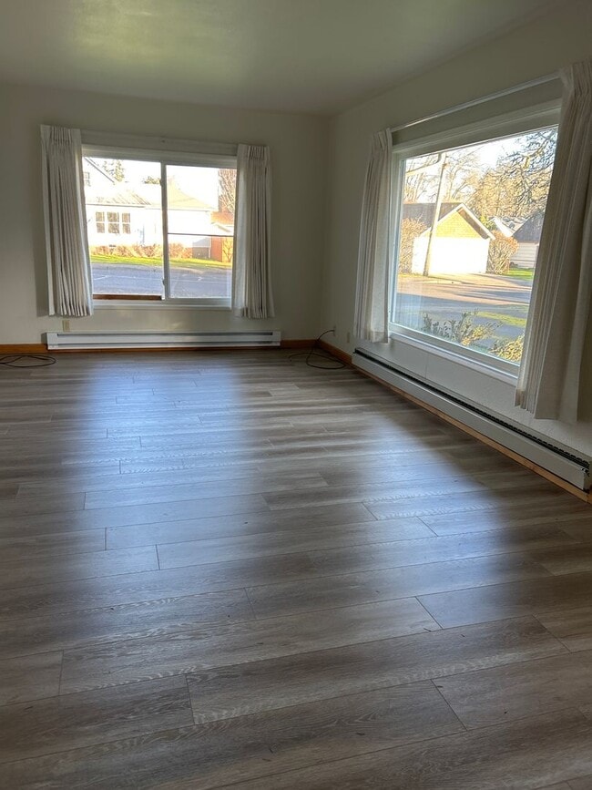 Building Photo - Cute 2 bedroom house