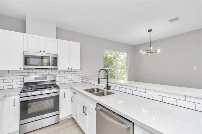 Photo - 819 E 40th St