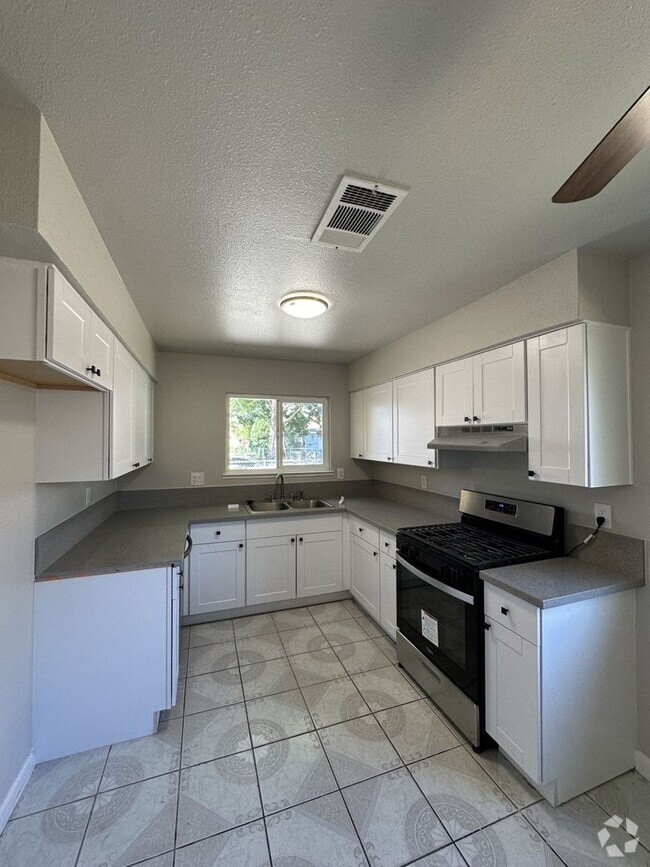 Building Photo - 3 bed 2 bath Cozy Home!