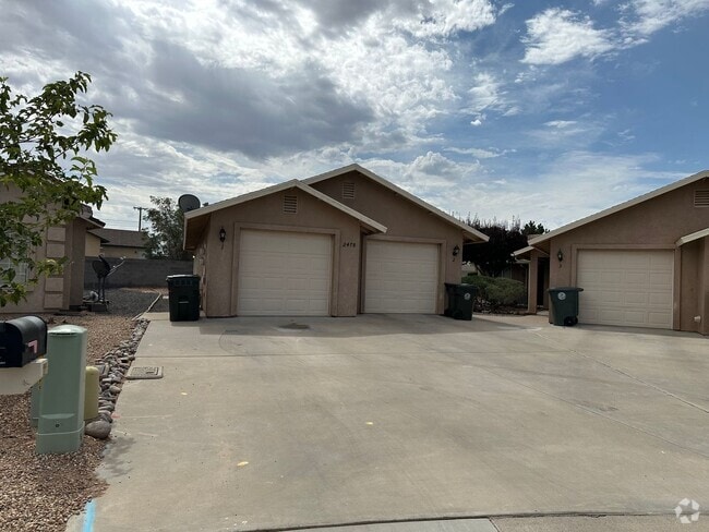 Building Photo - Cute 2 Bedroom Duplex with attached Garage! Rental