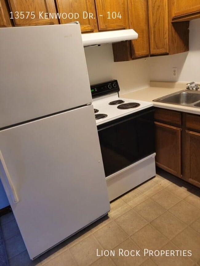 Building Photo - 13575 Kenwood Dr N Unit 104 Rental