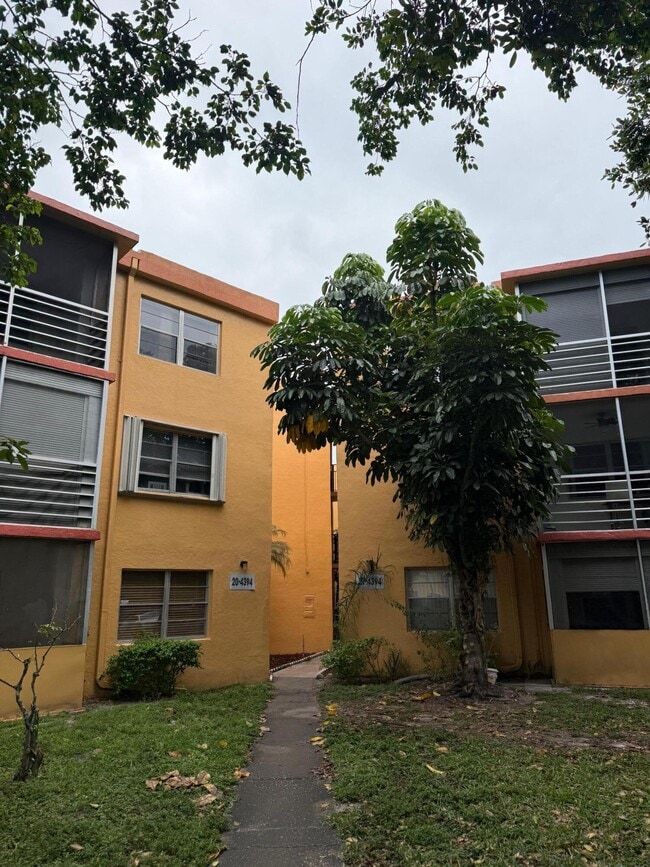 Building Photo - 4394 NW 9th Ave Unit 20-1a