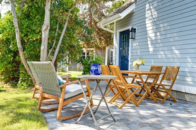 Private yard and patio with grill and shower - 5 Key Ct Unit B