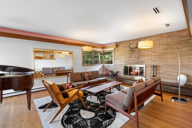 Photo - 3827 NE Holman St