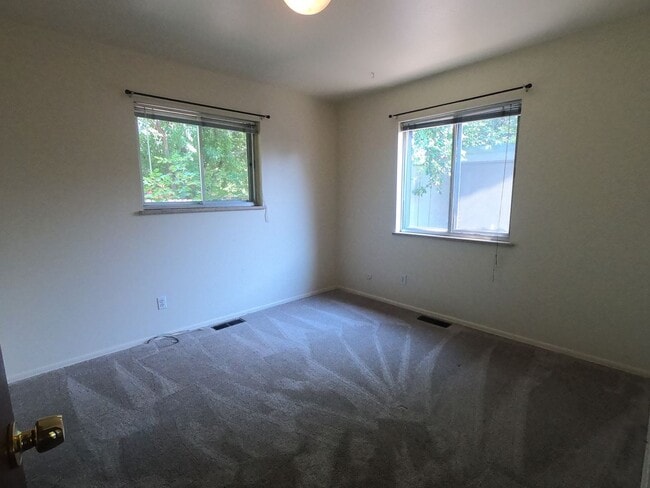 Building Photo - Craftsman duplex with covered parking!
