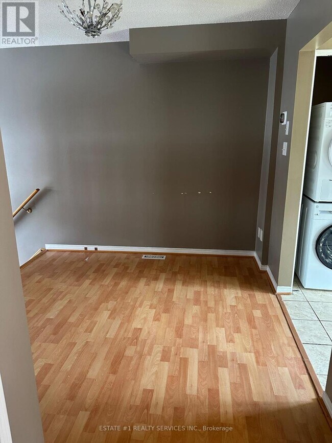 Photo - 6060 Snowy Owl Crescent