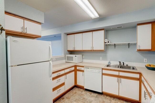 Photo - 3 Bedroom, 2.5 Bath Condo in Madrona Heights - Water/Sewer/Garbage included!