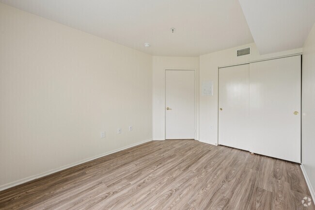 1BR, 1BA - 604SF - Closet