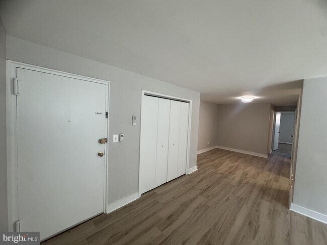 Photo - 500 S Courthouse Rd Unit 1