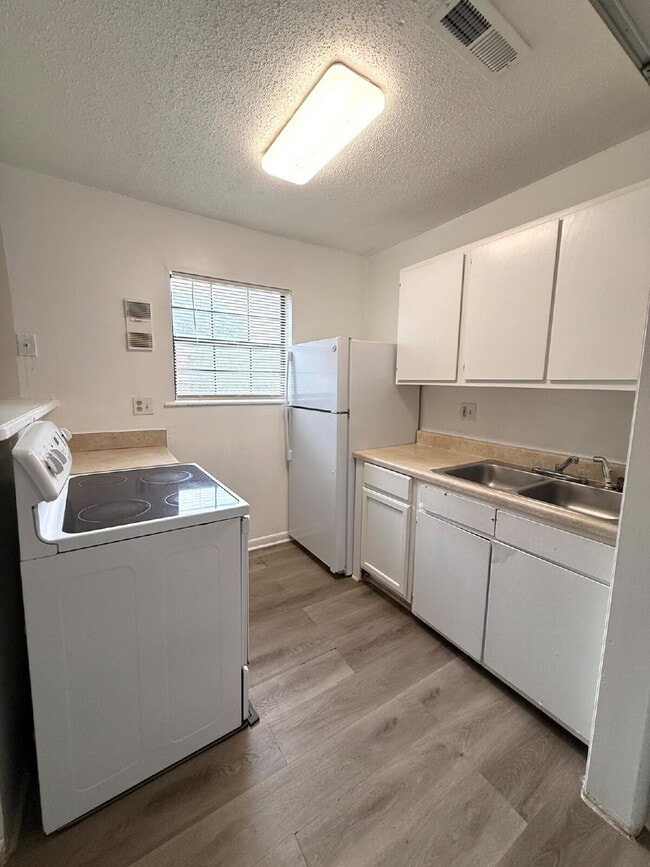 Photo - "Charming 2-Bed Oasis in Huntsville - Cozy 869 Sq. Ft. Retreat!" Unit D
