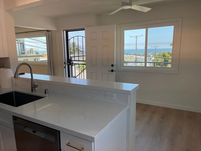 Note the XL picture window on far left - that's the living room window. - 1039 6th St