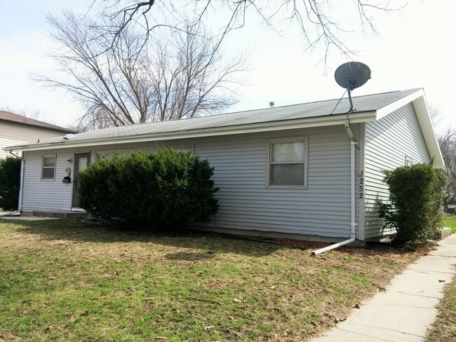 Building Photo - AVAILABLE AUGUST 15th! 2 Bedroom Duplex ... Rental