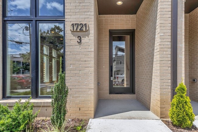 Photo - Stunning Salemtown Townhome With Fenced In Yard