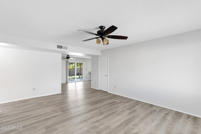 Photo - 425 E Oxford Dr