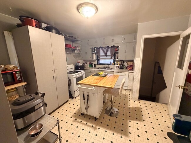 Photo - Spacious and Updated 4 Bed, 2 bath!!