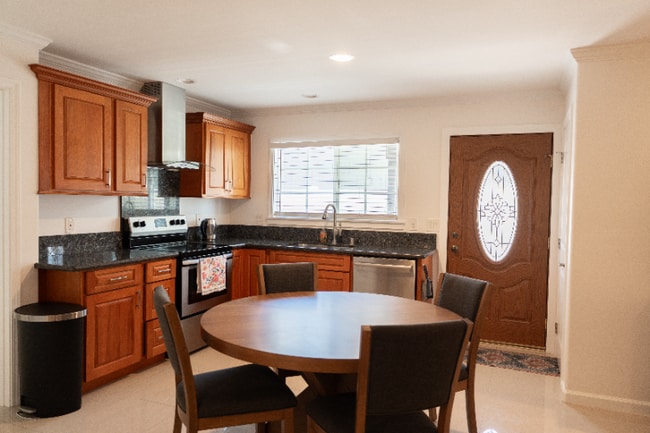 Photo - 2240A Metcalf St