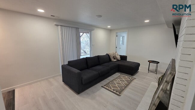 Photo - "Charming 2-Bedroom Retreat with Stunning Views on Mountain Side Drive!"