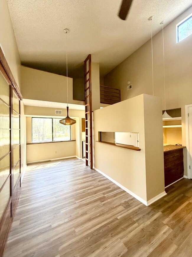AVAILABLE NOW ! Remodeled!! Close to Shopp... - AVAILABLE NOW ! Remodeled!! Close to Shopp... Townhome