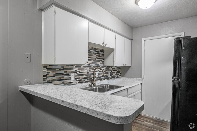 2BR, 2BA - 1,000SF