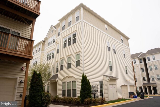 Building Photo - 42294 San Juan Terrace