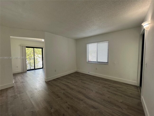 Photo - 529 SW 4th St Unidad 305