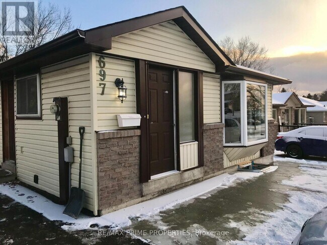 Photo - 697 Downview Crescent