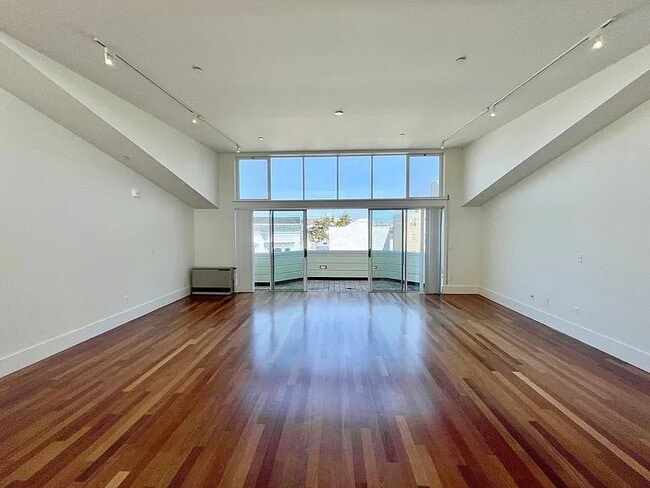 Building Photo - "Chic Urban Oasis: Spacious 1-Bed, 2-Bath Gem in Vibrant San Francisco Locale!"
