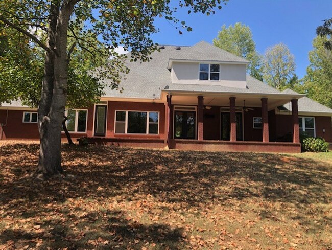 101 Edgewater Cv